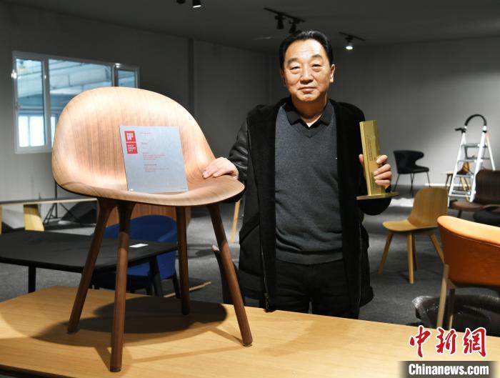 圖為產業園內的一家公司負責人展示獲得德國IF設計金獎的椅子。　宋敏濤 攝